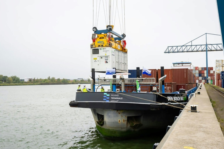 Photo prise le 17 septembre 2025 et distribuée par Zero Emission Service le 24 septembre 2025 montrant l'installation par grue d'une batterie sur le navire transporteur MS Den Bosch Max Groen, amarré au port de Rotterdam, aux Pays-Bas ( Zero Emission Service / Handout )