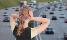 Le bruit des transports, en particulier le bruit routier, est en France la principale cause des nuisances sonores. (crédit : Adobe Stock)