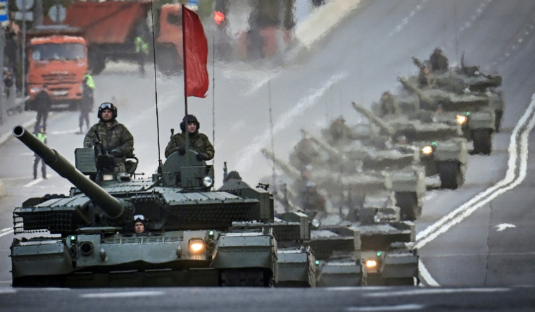Des chars russes circulent dans le centre de Moscou lors d'une répétition pour le défilé marquant les commémorations de la victoire de 1945 sur l'Allemagne nazie, le 3 mai 2025 ( AFP / Alexander NEMENOV )