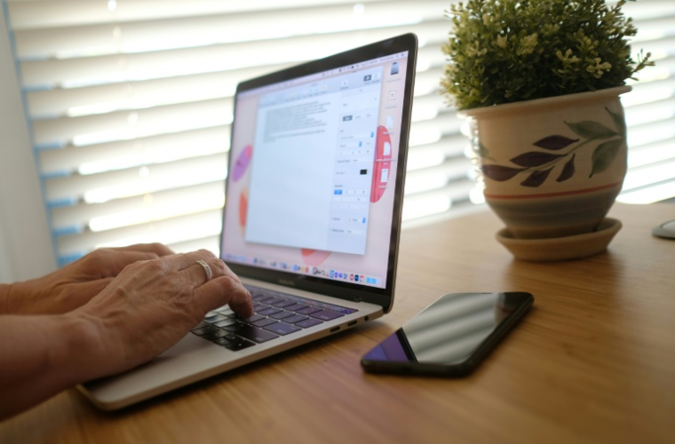 "Travailler devant un écran pendant plusieurs heures peut entraîner une fatigue visuelle", avec des "symptômes réversibles et disparaissant après le repos" ( AFP / Chris DELMAS )