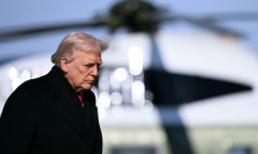 Le président américain s'apprêtant à embarquer pour un déplacement dans l'Iowa le 27 janvier 2026 ( AFP / Brendan SMIALOWSKI )