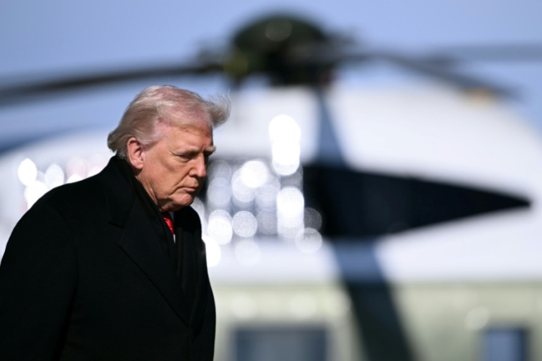 Le président américain s'apprêtant à embarquer pour un déplacement dans l'Iowa le 27 janvier 2026 ( AFP / Brendan SMIALOWSKI )