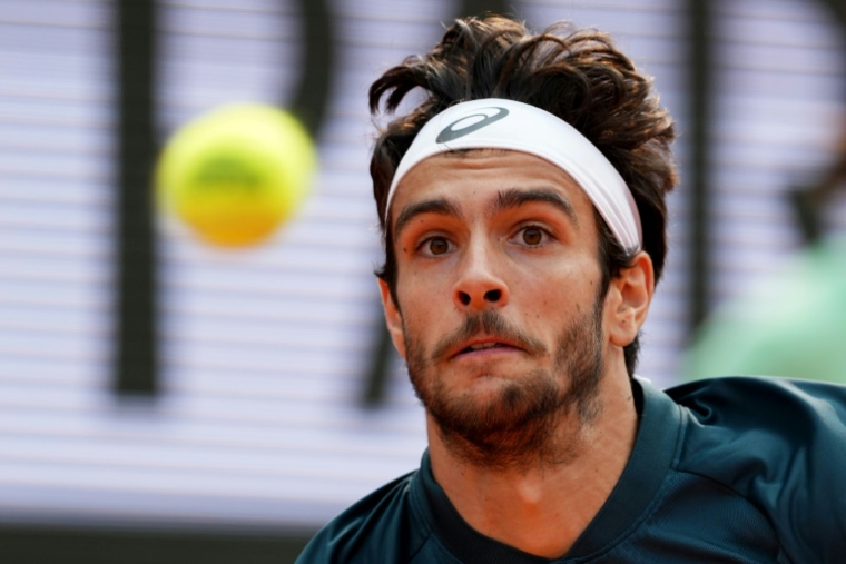 Lorenzo Musetti lors de sa victoire face à l'Américain Frances Tiafoe en quart de finale de Roland-Garros le 3 juin 2025. A 23 ans, l'Italien atteint pour la première fois de sa carrière les demi-finales des Internationaux de France, où il pourrait croiser la route du tenant du titre, l'Espagnol Carlos Alcaraz ( AFP / Dimitar DILKOFF )