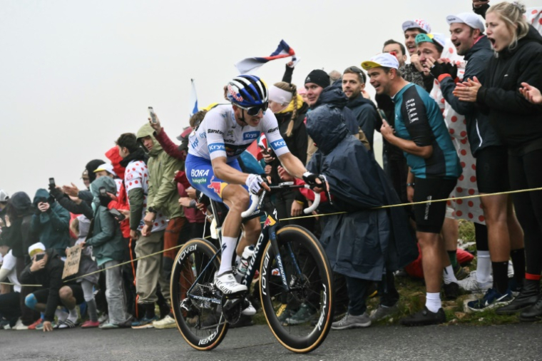 L'Allemand Florian Lipowitz dans le col de la Loze lors de la 18e étape du Tour de France, le 24 juillet 2025 ( AFP / Marco BERTORELLO )