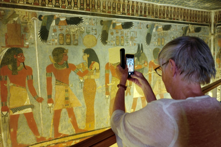Une touriste visite le tombeau du roi Amenhotep III dans la Vallée des Rois, près de la ville de Louxor, lors de son ouverture officielle au public après des années de restauration, le 4 octobre 2025 en Egypte ( AFP / - )