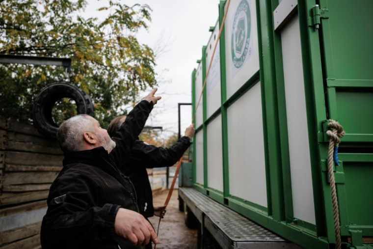 Un soigneur vérifie le conteneur transportant Wami, un rhinocéros blanc, au Parc zoologique de Paris, le 20 octobre 2026 ( AFP / Simon WOHLFAHRT )