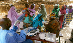 Des enfants sont vaccinés contre la ménigite, le 17 mars 2006 à Tchadoua, près de Maradi, au Niger ( AFP / ISSOUF SANOGO )