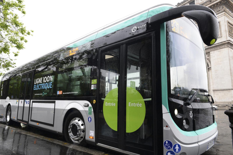 Un bus électrique de la RATP, en 2016, à Paris (illustration) ( AFP / ERIC PIERMONT )