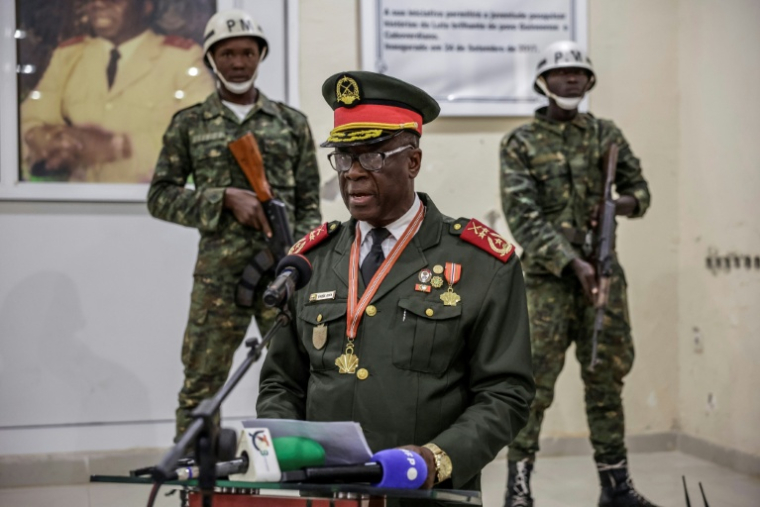 Le général Horta N'Tam prête serment comme chef de la transition en Guinée Bissau, le 27 novembre 2025, au lendemain d'un coup d'Etat militaire ayant déposé le président Umaro Sissoco Embalo et suspendu les élections en cours ( AFP / Patrick MEINHARDT )