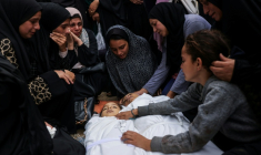 Des proches veillent les corps de deux enfants tués dans une frappe israélienne, le 29 octobre 2025 à Nousseirat, dans le centre de la bande de Gaza ( AFP / BASHAR TALEB )