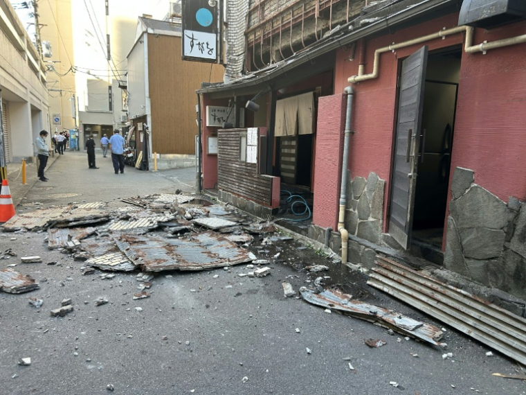 Le mur extérieur d'un commerce s'est effondré dans la ville de Kumamoto, après le séisme de magnitude 7,1 qui a frappé le sud du Japon, le 28 juillet 2026 ( JIJI Press / STR )
