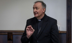 L'évêque Andrzej Jez dans la salle d'audience du tribunal de Tarnów, en Pologne, le 18 février 2026 ( AFP / Wojtek RADWANSKI )