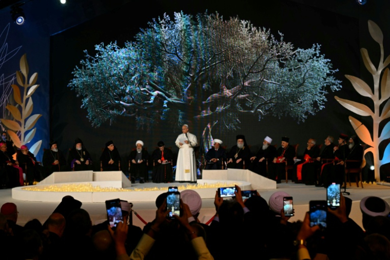 Le pape Léon XIV (c) s'exprime en présence de chefs religieux lors d'une rencontre œcuménique et interreligieuse sur la place des Martyrs à Beyrouth, le 1er décembre 2025 au Liban ( AFP / Andreas SOLARO )
