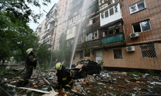 Des pompiers éteignent un incendie à Kharkiv, le 7 juin 2025 ( AFP / SERGEY BOBOK )