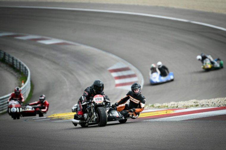 Des motards sur des motos side-car vintage participent à la course "Moto Legende" sur le circuit de Dijon-Prenois, le 25 mai 2025 à Prenois, en Côte-d'Or ( AFP / ARNAUD FINISTRE )