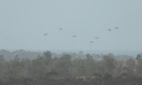Un avion largue de l'aide sur le centre de la bande de Gaza