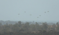 Un avion largue de l'aide sur le centre de la bande de Gaza