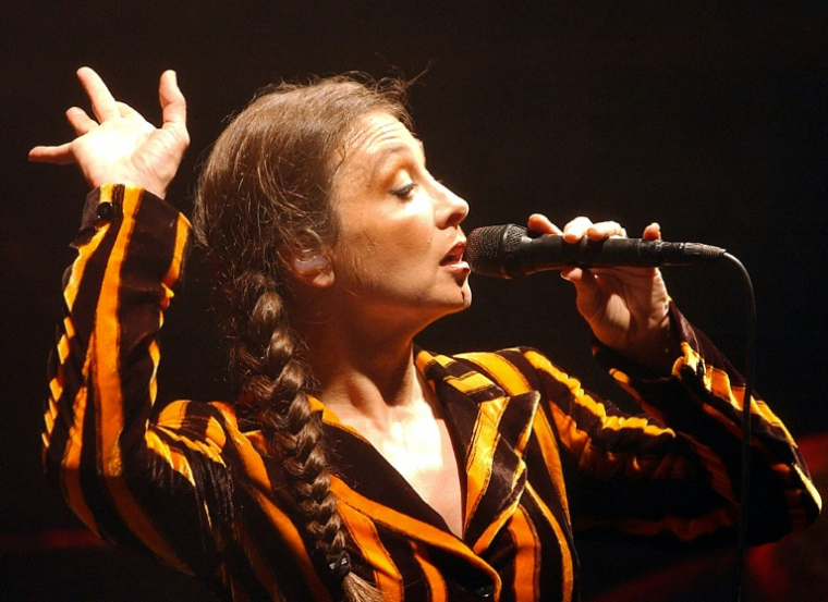 Catherine Ringer sur scène le 22 juillet 2003 à Nice, dans les Alpes-Maritimes ( AFP / Pascal GUYOT )