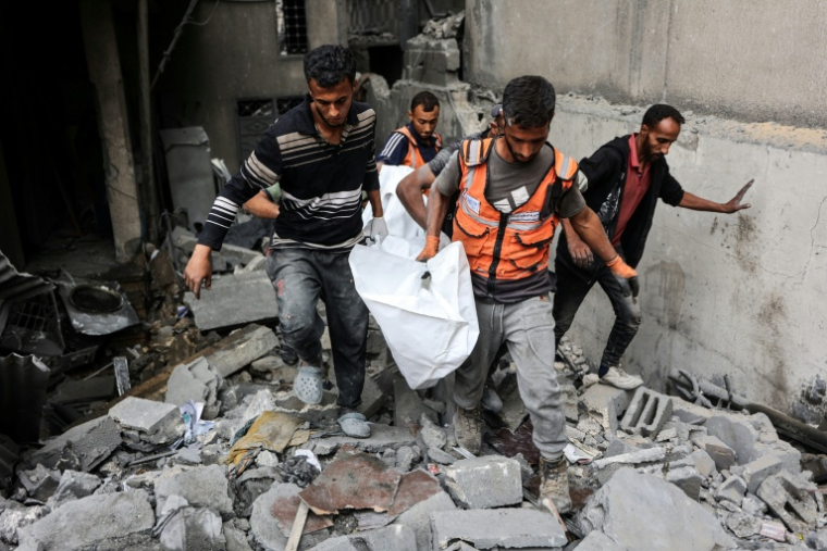 Des secouristes palestiniens transportent le corps d'une victime d'un bombardement israélien, le 29 octobre 2025, dans la ville de Gaza ( AFP / Omar AL-QATTAA )