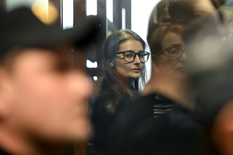 La militante russe antiguerre Anna Arkhipova du mouvement Vesna, dans le box des accusés, attend le verdict au tribunal de Saint-Pétersbourg, le 8 avril 2026 ( AFP / Olga MALTSEVA )