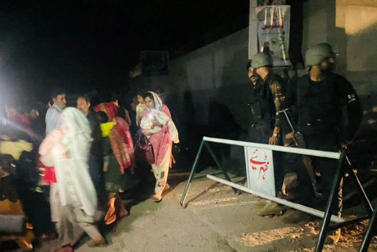 Des membres des forces de sécurité barrent une rue alors que des habitants fuient leurs maisons à Muzaffarabad, au Cachemire pakistanais, le 7 mai 2025 ( AFP / Sajjad QAYYUM )