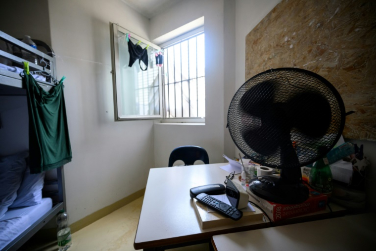 Un ventilateur est posé sur une table dans une cellule du quartier femmes de la prison de Toulouse-Seysses, le 7 août 2025 ( AFP / Lionel BONAVENTURE )