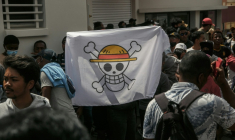 Des manifestants malgaches brandissent le drapeau pirate tiré du manga "One Piece", à Antananarivo le 30 septembre 2025 ( AFP / RIJASOLO )