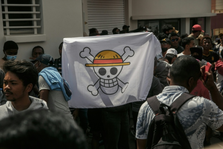 Des manifestants malgaches brandissent le drapeau pirate tiré du manga "One Piece", à Antananarivo le 30 septembre 2025 ( AFP / RIJASOLO )