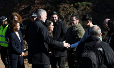 Le roi Felipe VI (2e g) et la reine Letizia d'Espagne, suivis de la vice-première ministre espagnole Maria Jesus Montero, rencontrent des personnes sur le site d'une collision de trains à grande vitesse, à Adamuz, dans le sud de l'Espagne, le 20 janvier 2026 ( AFP / CRISTINA QUICLER )