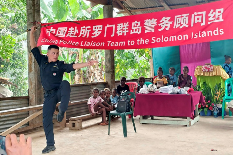 Photo diffusée par la police royale des îles Salomon, reçue par l'AFP le 20 juin 2025, montrant un membre de l'équipe de liaison de la police chinoise à Honiara ( Royal Solomon Islands Police Force (RSIPF) / Handout )