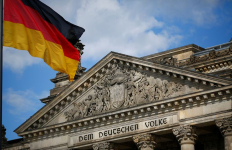 Un drapeau allemand devant le bâtiment du Reichstag