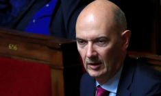 Le député français de La République en Marche Roland Lescure assiste au vote pour élire le nouveau président de l'Assemblée nationale à Paris