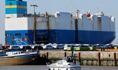 Des voitures du groupe Volkswagen prêtes à être exportées vers les États-Unis depuis le port maritime d'Emden