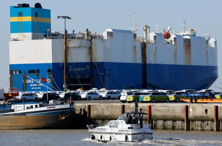 Des voitures du groupe Volkswagen prêtes à être exportées vers les États-Unis depuis le port maritime d'Emden