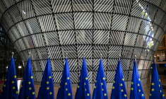 Des drapeaux de l'Union européenne à Bruxelles, le 18 décembre 2024 ( AFP / NICOLAS TUCAT )