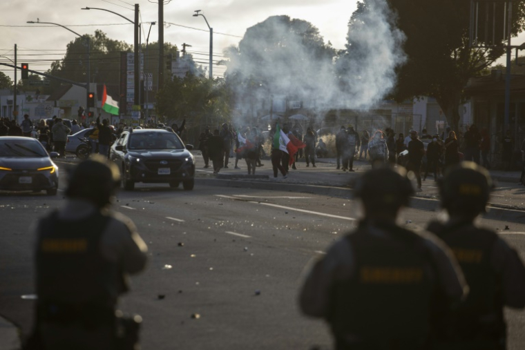 Affrontements entre agents de forces de l'ordre et manifestants opposés aux expulsions massives de sans-papiers, le 7 juin 2025 à Los Angeles ( AFP / RINGO CHIU )