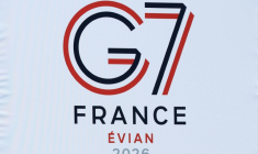 Logo du sommet du G7 affiché dans la salle de presse internationale du G7, à la veille du début de l'événement, à Publier, près d'Évian, dans l'est de la France, le 14 juin 2026 ( AFP / Ludovic MARIN )