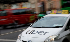 Le logo d'Uber sur un taxi à Dublin