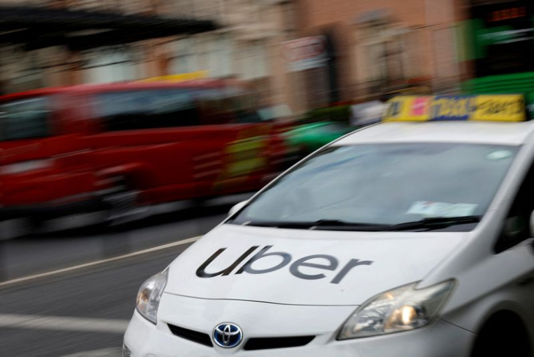 Le logo d'Uber sur un taxi à Dublin