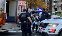 Un homme en treillis militaire sur un brancard, le 26 novembre 2025 à Washington ( AFP / Sebastian Smith )