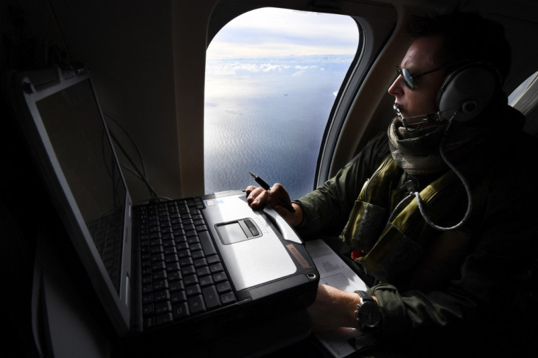 Un technicien de la Marine française, à bord d'un Falcon 50, en janvier 2017 (illustration) ( AFP / ANNE-CHRISTINE POUJOULAT )