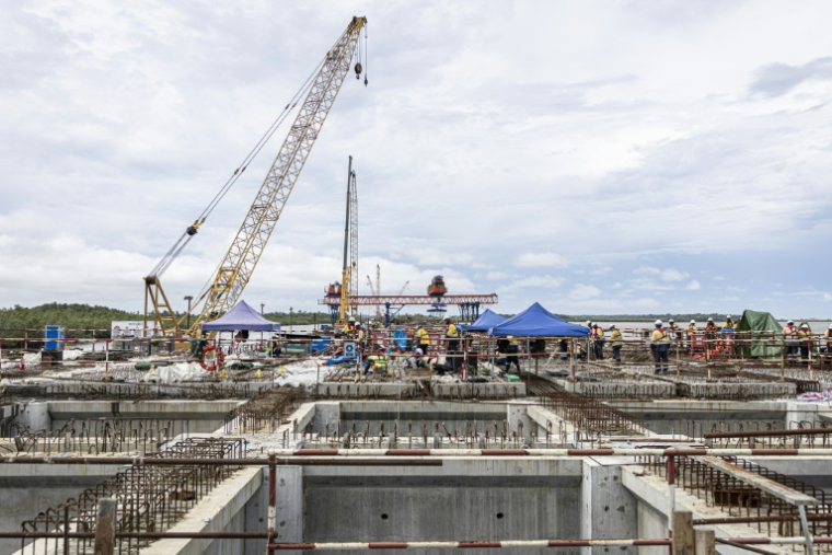 Un chantier de construction sur un quai du port de Morebaya, à Forecariah, le 4 septembre 2025 en Guinée, où la production de minerai de fer devrait démarrer en novembre 2025 ( AFP / PATRICK MEINHARDT )