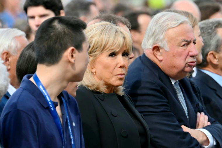 Brigitte Macron et Gérard Larcher, président du Sénat, sur la place de la Concorde à Paris pour assister à la messe géante célébrée par le pape Léon XIV, le 26 septembre 2026 ( AFP / Alberto PIZZOLI )