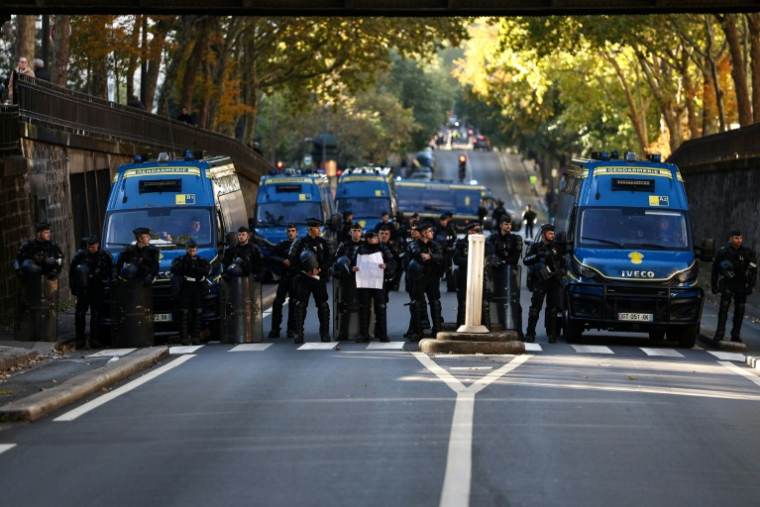 Des gendarmes positionnés en marge de la nouvelle journée de mobilisation pour le pouvoir d'achat et la défense des services publics, le 31 octobre 2026à Paris  ( AFP / Sameer AL-DOUMY )