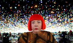 L'artiste japonaise Yayoi Kusama pose pour une photo à l'intérieur de son installation « Infinity Mirrored Room », intitulée « The Souls of Millions of Light Years Away », lors d'une avant-première réservée à la presse de sa nouvelle exposition à la galerie David Zwirner à New York.
