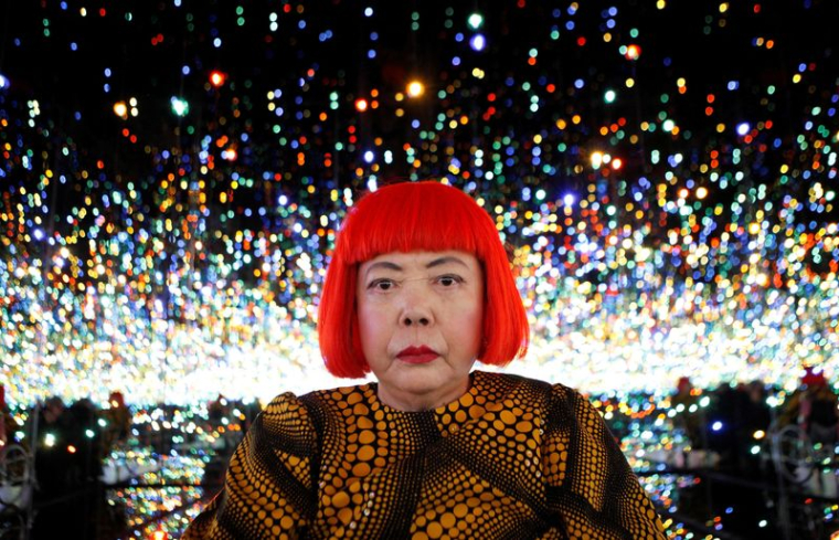 L'artiste japonaise Yayoi Kusama pose pour une photo à l'intérieur de son installation « Infinity Mirrored Room », intitulée « The Souls of Millions of Light Years Away », lors d'une avant-première réservée à la presse de sa nouvelle exposition à la galerie David Zwirner à New York.