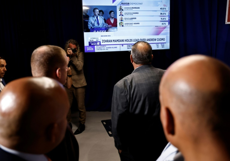 Des personnes regardent les résultats lors de la soirée électorale du candidat à la mairie de New York, Andrew Cuomo, le 24 juin 2025 à New York ( AFP / John Lamparski )