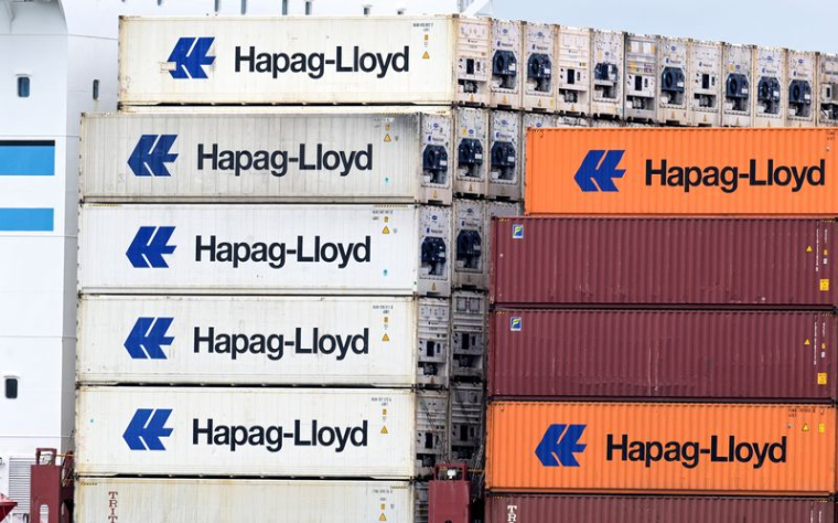 Une vue montre des conteneurs Hapag-Lloyd à un terminal de chargement dans le port de Hambourg