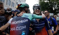 Des coureurs de l'équipe masculine Decathlon CMA CGM, après une victoire sur le Tour de France 2026 à Pau (illustration) ( POOL / GUILLAUME HORCAJUELO )