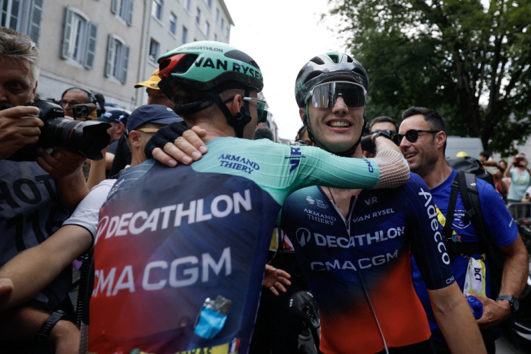 Des coureurs de l'équipe masculine Decathlon CMA CGM, après une victoire sur le Tour de France 2026 à Pau (illustration) ( POOL / GUILLAUME HORCAJUELO )